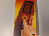 une image représentant un emballage de téléphone portable posé sur une table
