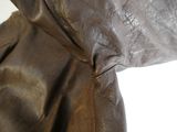 un gros plan sur une veste en cuir marron avec une capuche