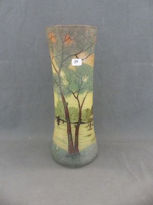 un vase orné d'une image représentant un arbre