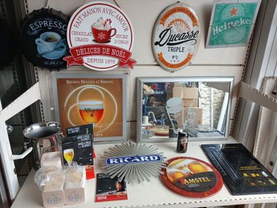 une petite table sur laquelle sont posés de nombreux objets