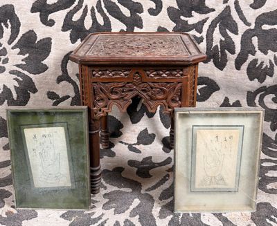 Bout de canapé en bois sculpté.