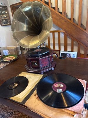 un tourne-disque posé sur une table à côté d'un disque