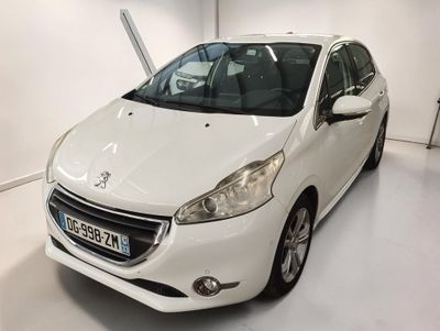 La petite voiture blanche est garée dans la pièce blanche.