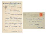 une vieille lettre avec un timbre et un bout de papier sur lequel il y a quelque chose d'écrit