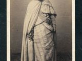 une vieille photo en noir et blanc d'un homme portant un turban