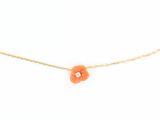 un collier en or orné d'une fleur orange, monté sur une chaîne en or