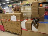 de nombreuses caisses de vin sur les rayons du magasin