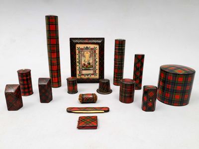 un grand nombre d'objets différents posés sur une table