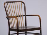 une chaise en bois posée sur une surface blanche