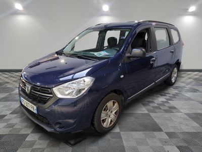 La petite camionnette bleue est garée dans une pièce au sol carrelé.