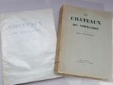 deux livres posés l'un à côté de l'autre sur une table