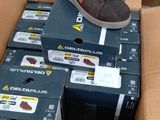 des cartons de chaussures sont empilés les uns sur les autres dans un carton