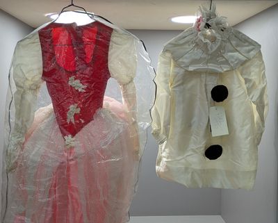 deux mannequins dans des sacs en plastique suspendus au plafond