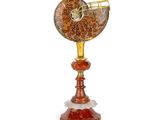 une image représentant un objet en verre et en métal posé sur un socle
