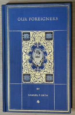 Le livre est bleu et doré, avec une illustration représentant des armoiries.