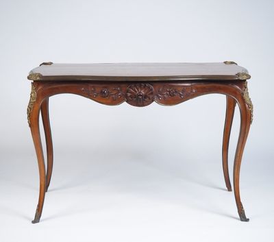 une vieille table en bois avec un plateau en marbre sur fond blanc