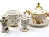 un service à thé blanc et doré comprenant une tasse et une soucoupe