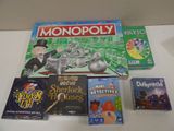 un jeu de société « Monopoly » posé sur une table, à côté d'autres jeux