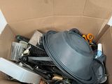 une boîte en carton remplie d'objets hétéroclites sur le sol