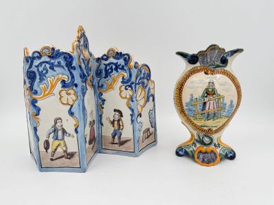 trois vases ornés de motifs différents, posés sur un fond blanc