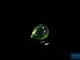 gros plan d'un diamant vert sur une surface noire