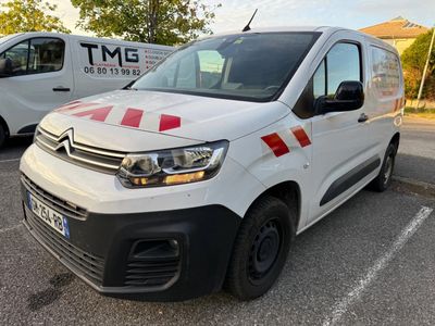 La camionnette blanche est garée sur le parking, à côté de la camionnette blanche.
