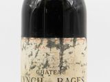 une bouteille de vin posée sur une table