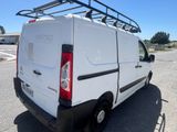 une camionnette blanche garée sur le parking