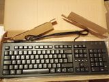 un clavier et une souris dans une boîte posée sur une table