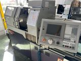 une machine qui se trouve à l'intérieur d'un bâtiment