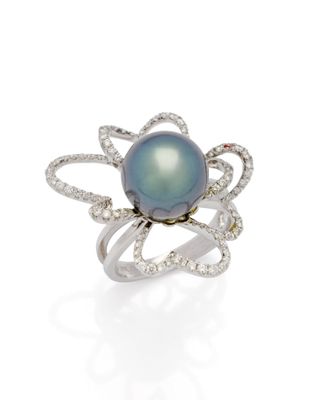 une bague en perle noire et diamants
