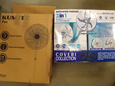 deux boîtes de pochettes et un ventilateur posé sur une table