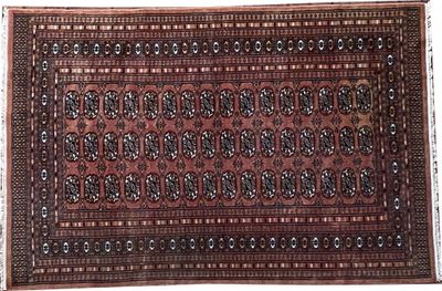 un tapis marron et noir sur fond blanc