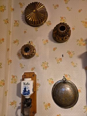 un mur sur lequel sont accrochés tout un tas d'objets différents