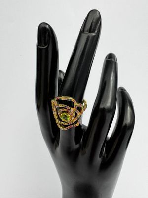 gros plan de la main d'une personne portant une bague