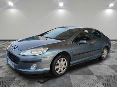 la voiture bleue est garée dans le garage sur le sol en damier