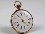 une montre de poche en or avec des chiffres romains sur le cadran