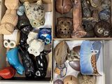 une boîte remplie d'animaux et de figurines en céramique de toutes sortes