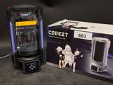 une cafetière posée à côté d'une boîte sur une table