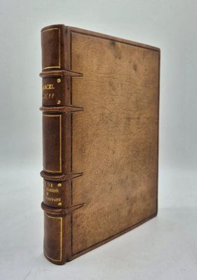 un livre en cuir marron avec des bordures dorées sur fond blanc