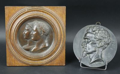 paire de plaques en bronze représentant un homme et une femme de profil
