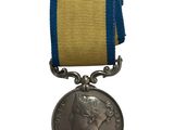 une image représentant une médaille entourée d'un ruban bleu
