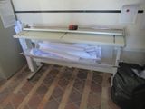 une table sur laquelle sont posés de nombreux documents