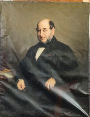portrait d'un homme en smoking, assis sur une chaise