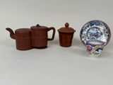 trois types différents de théières et de tasses sur la table