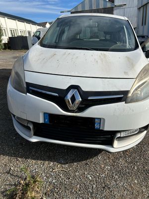 l'avant d'une voiture blanche garée devant un immeuble