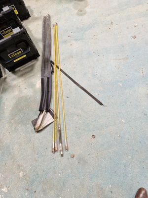 de nombreux outils qui traînent par terre à côté d'une paire de chaussures