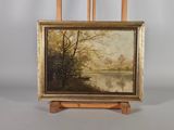 une peinture à l'huile représentant un paysage fluvial, posée sur un chevalet en bois