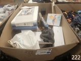 de nombreux cartons d'objets posés à même le sol