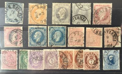 un gros plan sur une pile de timbres posés sur une table